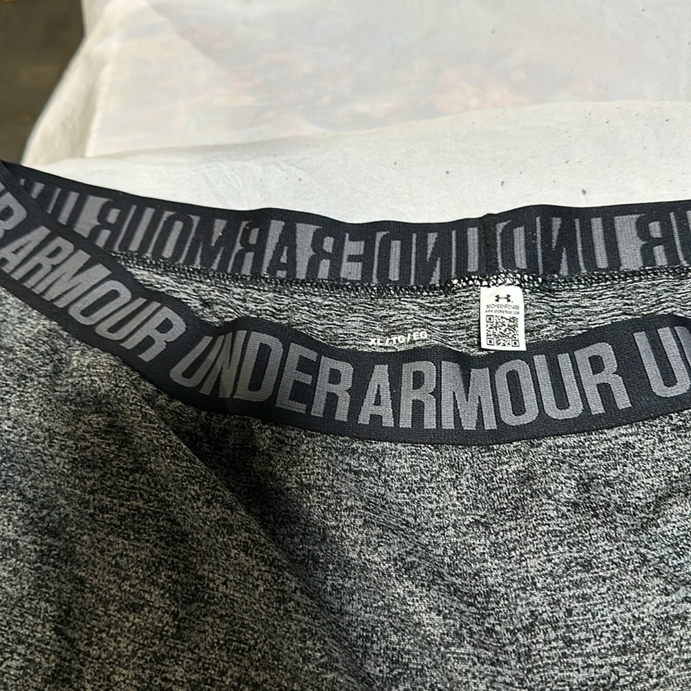 Under Armour  Size XLarge  Gray and  Black pants with pockets  HeatGear - Picture 3 of 5